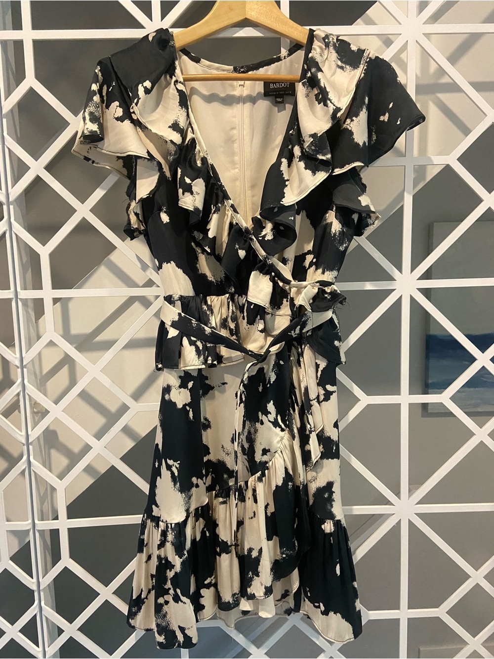 BARDOT Ruffle Wrap Mini Dress Size 6 Navy Cream Wedding Guest EUC - Picture 2 of 7
